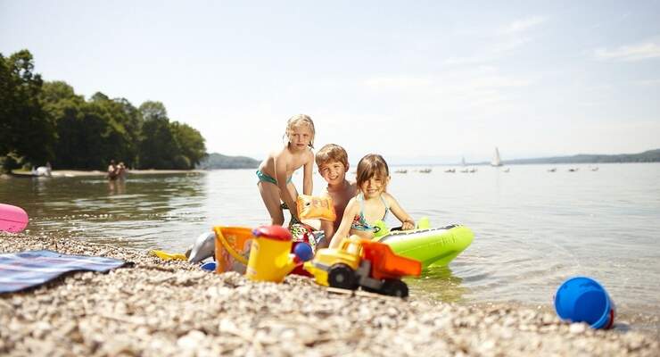 An jeder fünften deutschen Badeseen-Messstelle im Flachwasser hat der ADAC Gesundheitsrisiken für Kinder festgestellt.