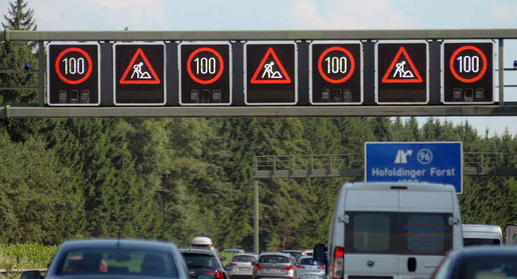 Autobahnbaustellen sind gefährliche Nadelöhre. Besonders in der Reisezeit kann es bedrohlich eng auf der Straße werden. Ungeübt Fahrer sind dann meist unsicher und geraten in Stress.