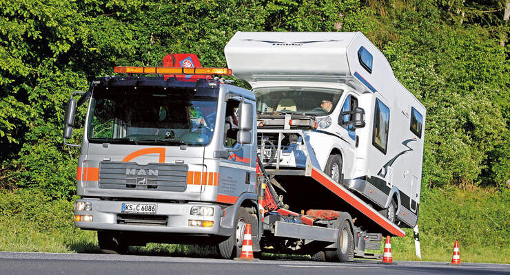Bergstraße mit Reisemobil