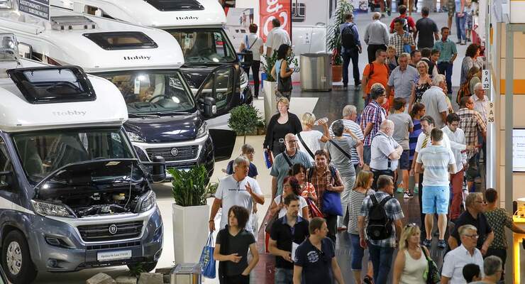 Besucher auf dem Caravan Salon 2015