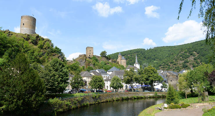 Burg am Fluss