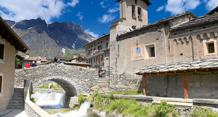 Chianale im wasserreichen Varaita-Tal: uriges Dörfchen in wild-romantischer Hochgebirgslandschaft.