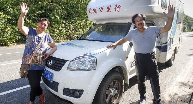 Chinesische Besucher auf dem Caravan Salon 2015