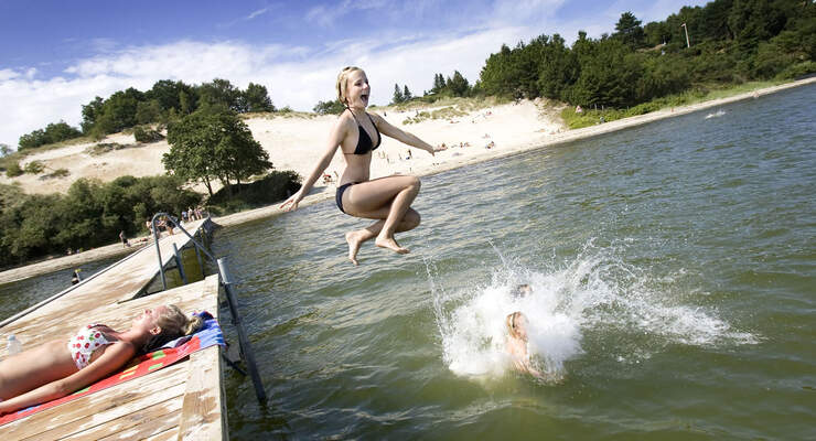Das süddänische Vejle hat nur knapp über 53.000 Einwohner. Dennoch gibt es ein großes Angebot an Freizeitaktivitäten. Besucher können bei einem Tagestrip shoppen oder in den Fjorden baden.