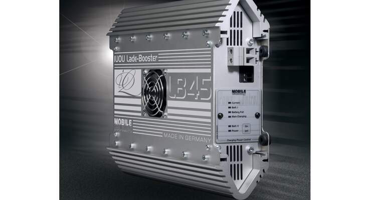 Der IUOU-Lade-Booster von Büttner Elektronik wird einfach in die Ladeleitung zur Bordbatterie geschaltet.