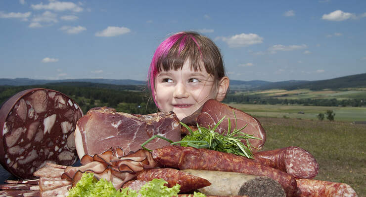 Der Rhöner Wurstmarkt präsentiert am 1. und 12 Oktober bereits zum 7. Mal die Vielfalt der regionalen Wurst- und Schinkenspezialitäten. Wie in den Vorjahren werden bis zu 20.000 Besucher erwartet.