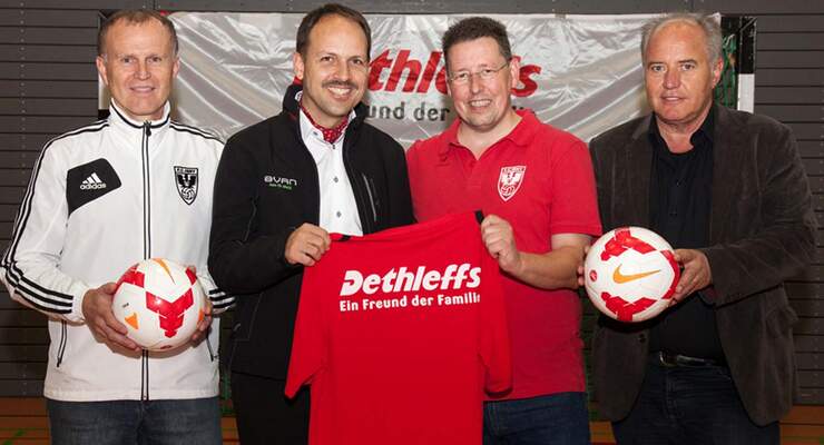 Dethleffs Geschäftsführer Dominik Suter und der FC Isny