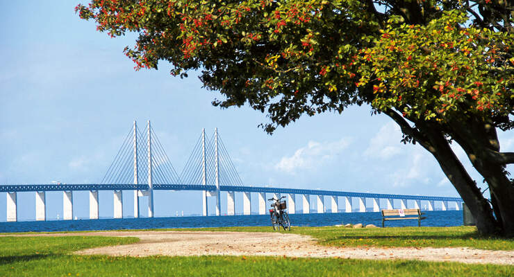 Die Oeresundbruecke verbindet Malmoe mit Kopenhagen.