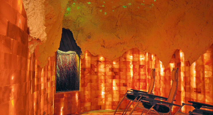 Die Salzgrotte mit Gradierwerk.
