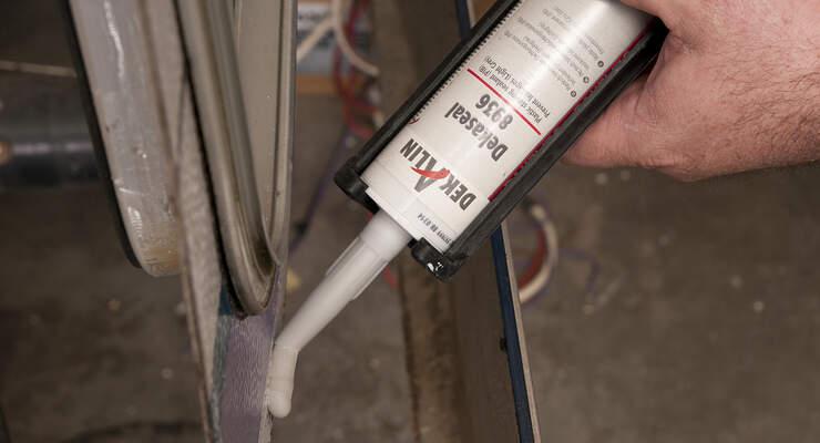 Die abtupfbare Dichtungsmasse Dekaseal 8936 eignet sich für den Einbau von Dachluken, Hauben oder Klappen.