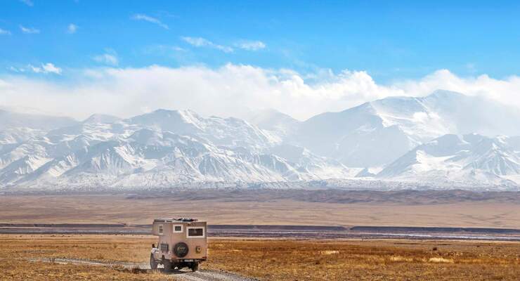 Durchs wilde Kirgistan: Das Pamir-Gebirge am Horizont reicht bis auf 7000 Meter Höhe.