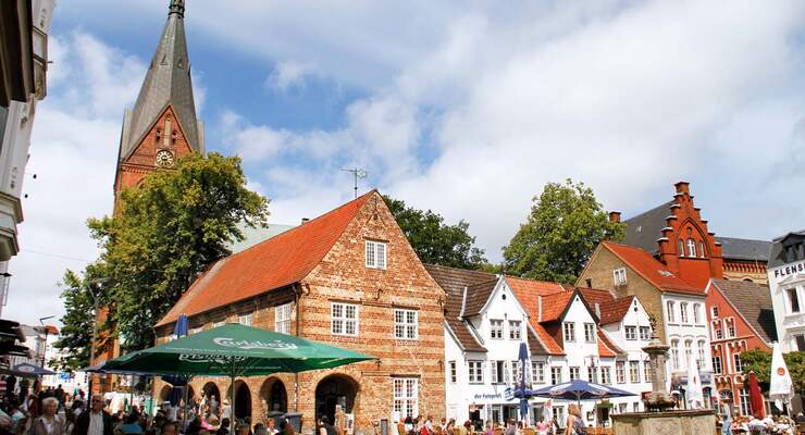 In der Fußgängerzone „Große Straße“ im alten Zentrum von Flensburg geht es gemütlich zu.