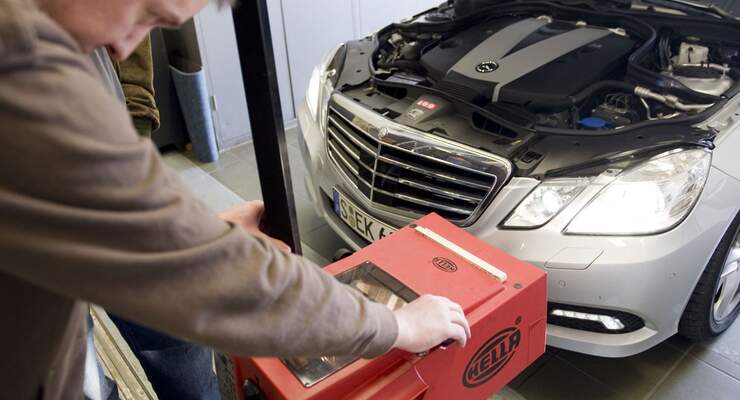 Insgesamt hatte jedes zweite Auto beim ADAC-Lichttest 2012 mindestens einen Mangel an der Lichtanlage.