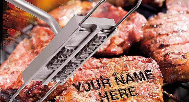 Kennzeichnungspflicht. Wem gehört welches Steak? Durch unklare Besitzverhältnisse ist an so mancher Grillparty schon die Stimmung gekippt. Mit dem Brandeisen von Infactory sind Eigentumsfragen schnell geklärt. Das Edelstahleisen wird zusammen mit 80 Buchstaben geliefert. Maximal 20 Lettern passen gleichzeitig in die Halterung. Somit lassen sich Fleisch oder auch Grillkäse mit dem eigenen Namen kennzeichnen.