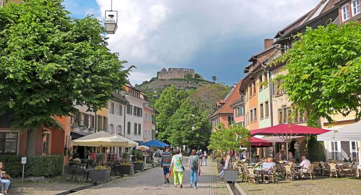 Kleine Orte zum Verlieben: Rechts die Altstadt von Staufen mit Blick auf die Burgruine.