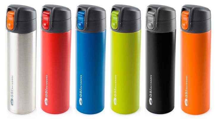 Mit den bunten Isolierflaschen Glacier Stainless Microlite von GSI Outdoors sollen Heißgetränke besonders lange warm bleiben.