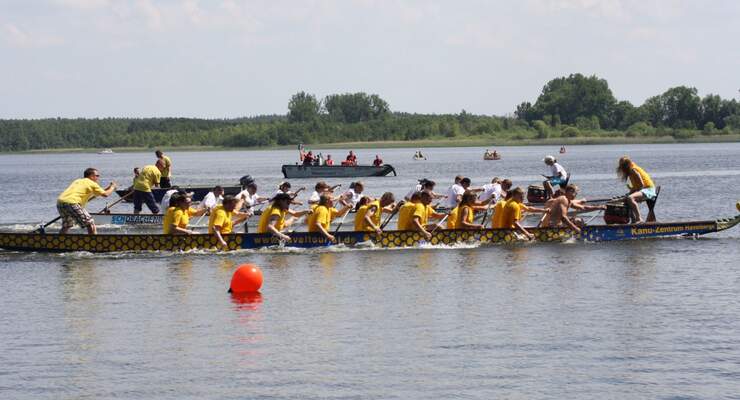 Mit derzeit 13 angemeldeten Teams findet am Samstag (19.05.) das traditionelle Drachenboot-Rennen im Camp Havelberge statt.