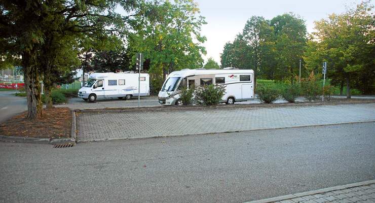 Schieflage: Die Schwarzwaldstadt bietet nur einen behelfsmäßigen Platz mit schrägen Stellflächen am Panorama-Bad.