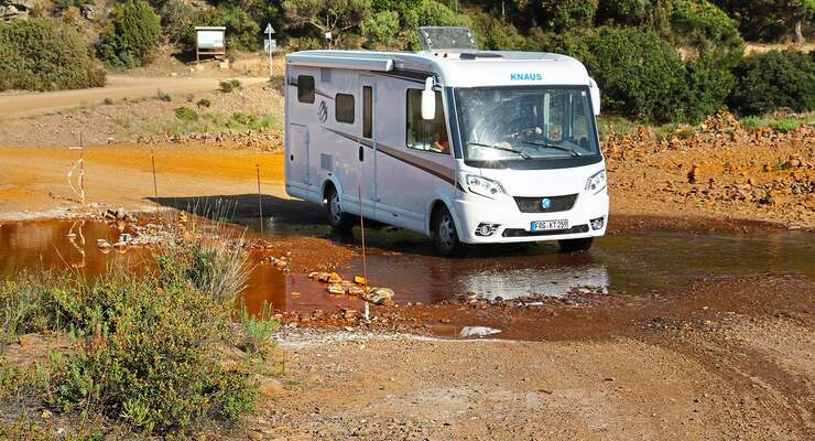 Ungewöhnliche Erfahrung: Auf Sardinien führte die offizielle Straße den Knaus durch Furten.