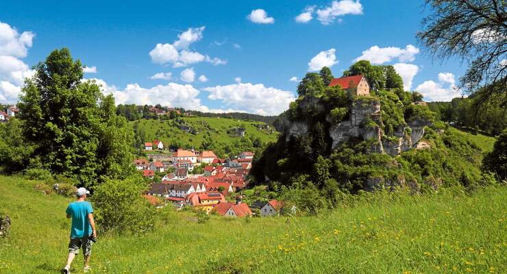 Unterwegs mit Blick auf den Ort Pottenstein.