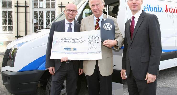 VW Nutzfahrzeuge unterstützt das Leibniz Junior-Lab mit einem Crafter als „rollendes Physiklabor“