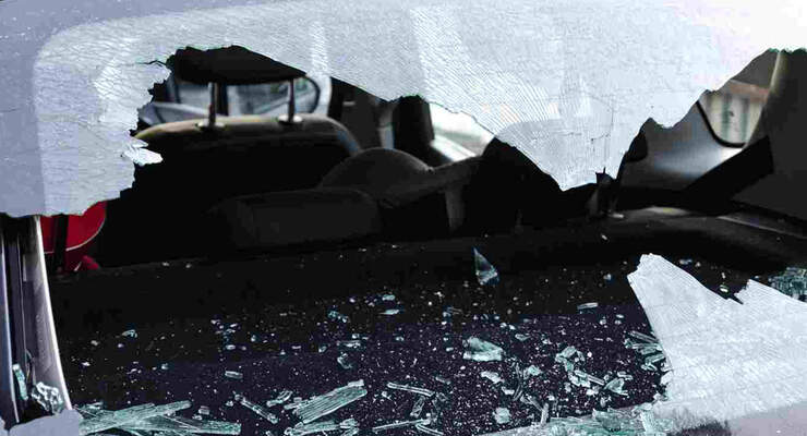 Wenn das Auto zur Zielscheibe von Übeltätern wird, erleben die Besitzer eine böse Überraschung. CosmosDirekt erklärt, wie Autofahrer hohen Kosten vorbeugen und was bei Vandalismus-Schäden zu tun ist.