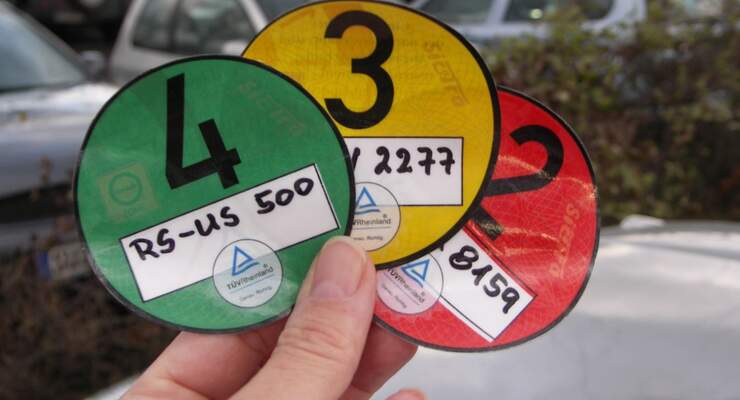 Wer etwa mit einer roten Plakette in eine Umweltzone fährt, riskiert ein Verwarnungsgeld in Höhe von 40 Euro – normalerweise.