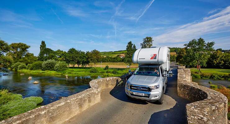 Wohnmobil auf der Tauberbruecke in Tauberrettersheim
