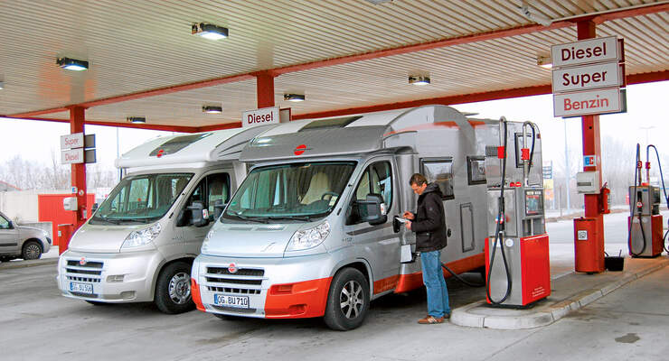 Wohnmobile an Tankstelle